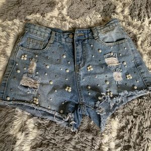 Blue denim shorts with pearls